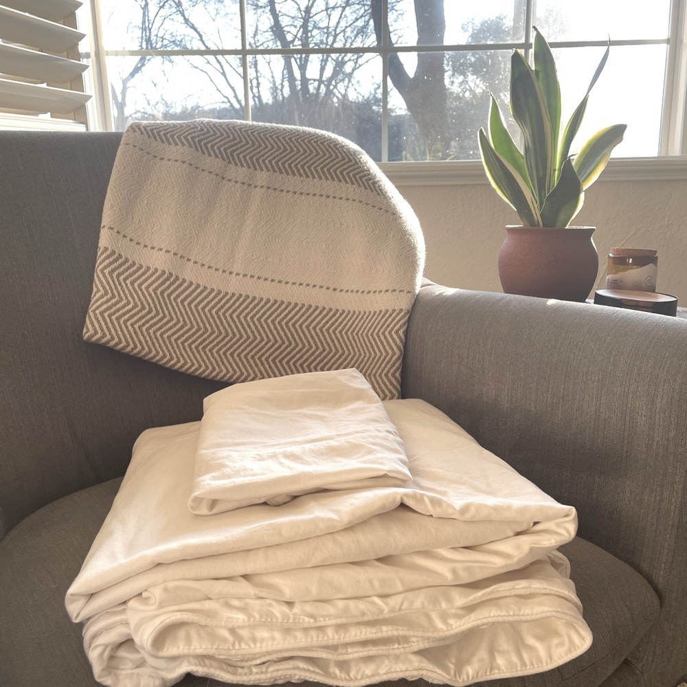 Nestwell 100% cotton white twin duvet set. Great condition.